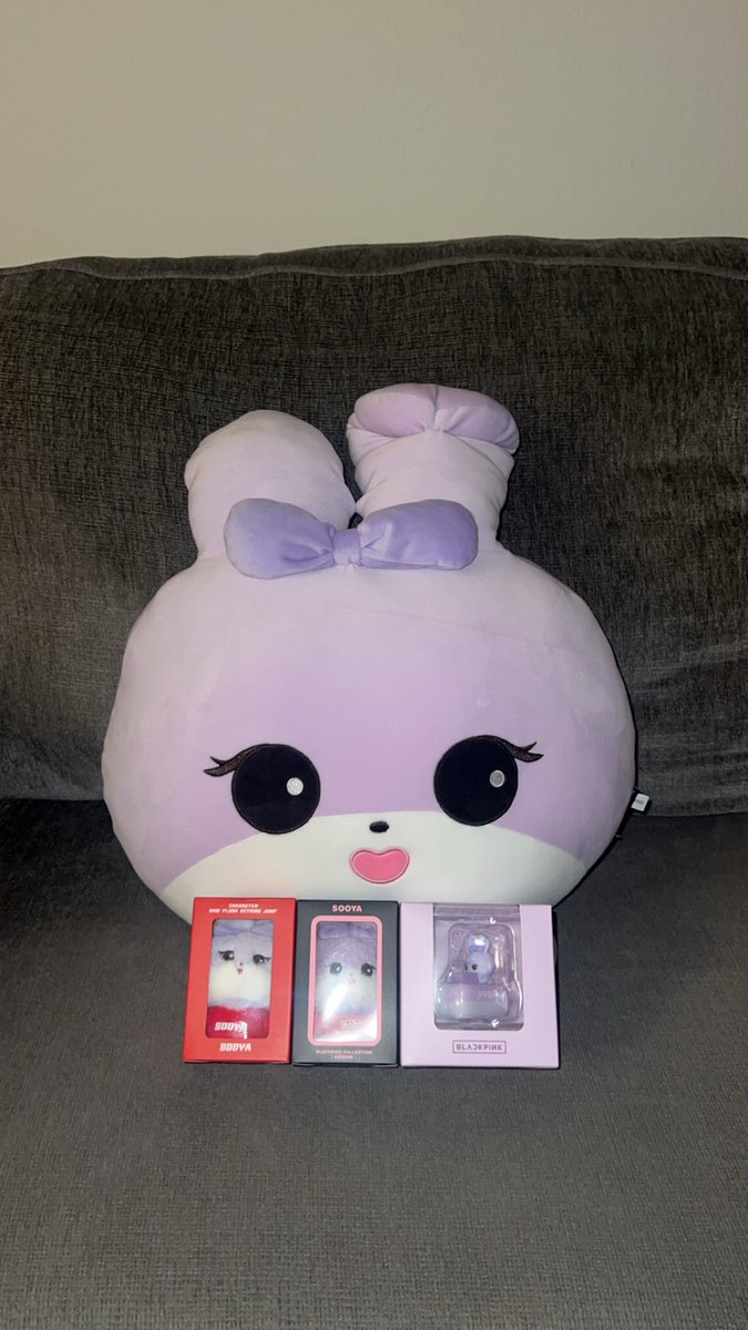 here’s a closer look at some of the blackpink merch available at the deadline pop up in LA!! #DEADLINE #JENNIE #LISA #ROSÉ #JISOO #BLACKPINK