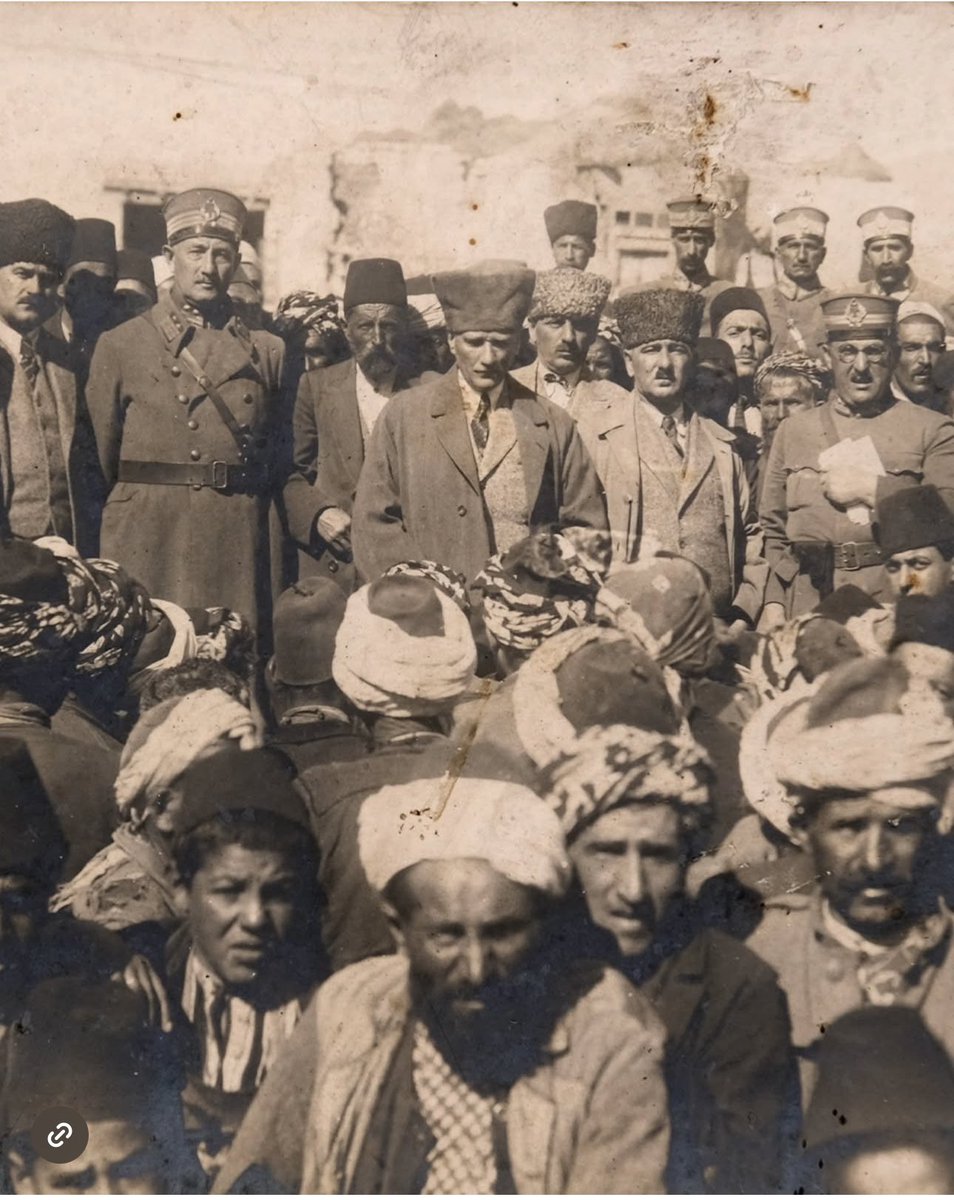 bysuleymantekir's tweet photo. Gazi Mustafa Kemal Paşa’nın 1924 Erzurum Depremi sebebiyle Erzurum’a yaptığı seyahatten bir an müzayedede satışa çıkmış. Paşanın sağında 9. Kolordu Komutanı Ferik Ali Said Akbaytogan Paşa solunda Kılıç Ali Bey görülüyor. https://t.co/ow0tIqlMJk
