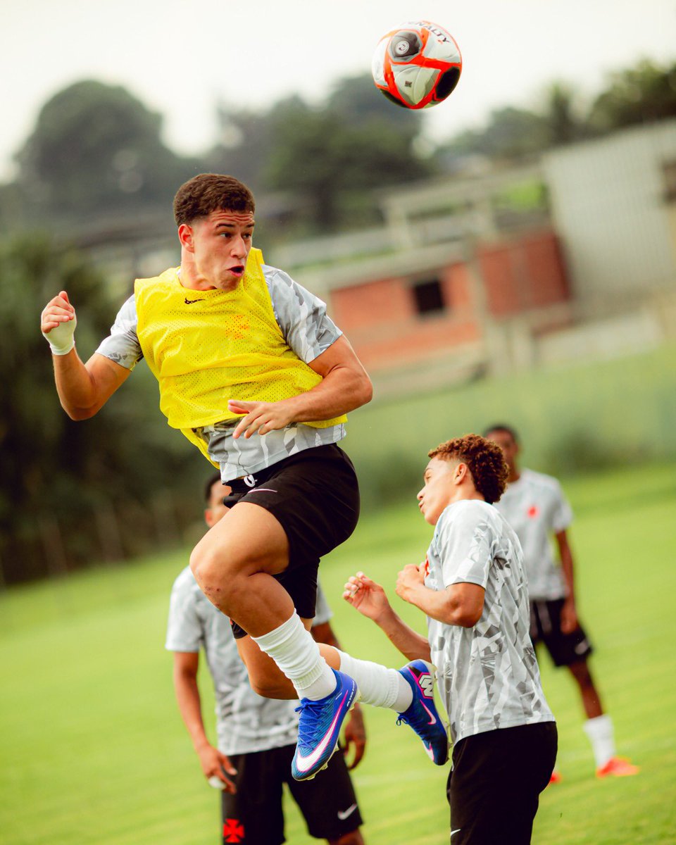 vascobase's tweet image. Aquecimento rolando para a partida de logo mais! ⚽️

📸 João Gabriel Alves | #VascoDaGama

#BaseForte 
#VascoDaGama