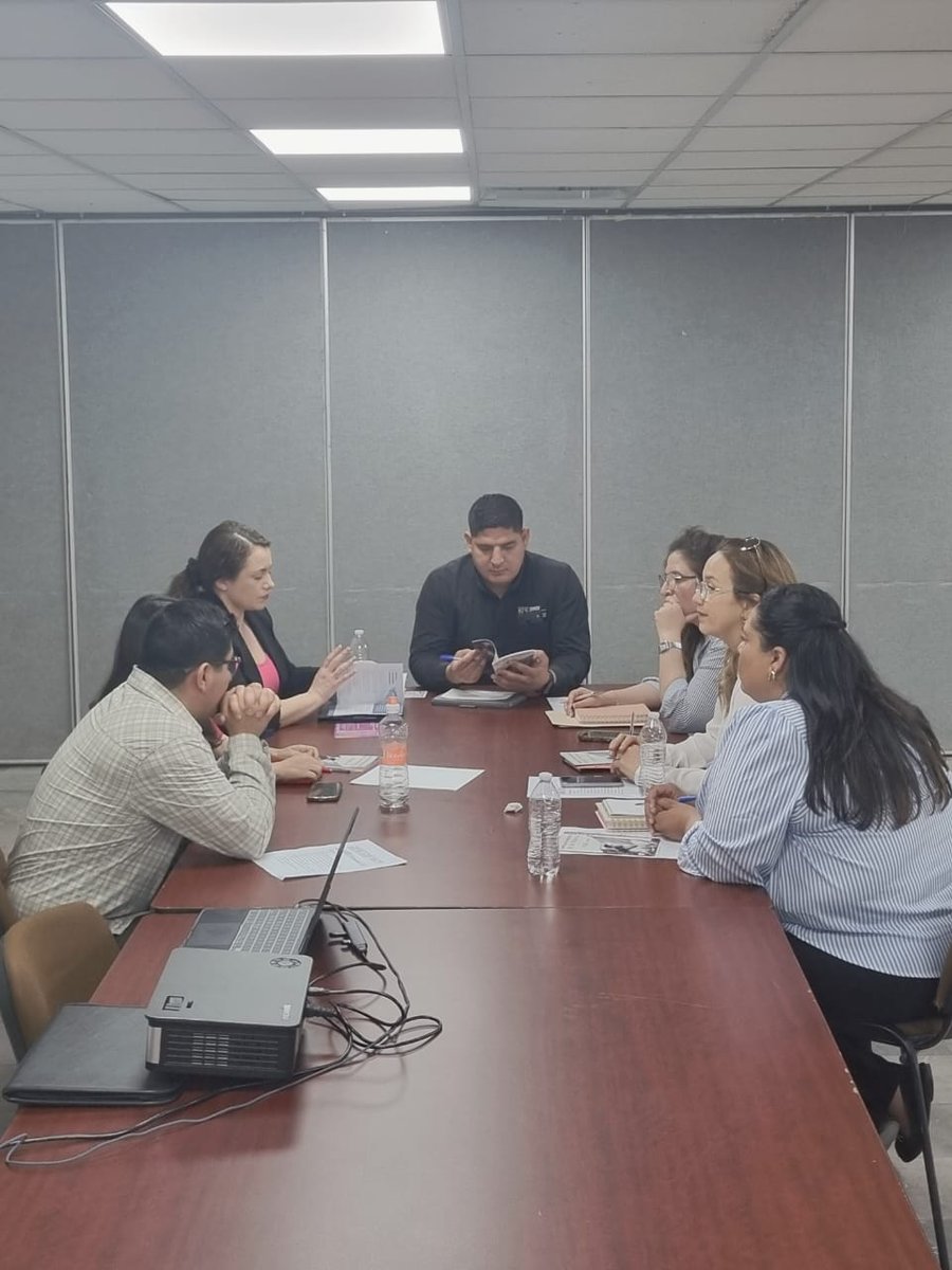 DNotarias's tweet photo. Liza Auyón presidió la Primer Mesa de Trabajo de la Comisión para Incorporar la Igualdad entre Mujeres y Hombres derivada del Sistema Estatal para Prevenir, Atender, Sancionar y Erradicar la Violencia contra las Mujeres, acompañada por Edgar Sallard Sub Secretario de Servicios. https://t.co/Tb73XYuVgh