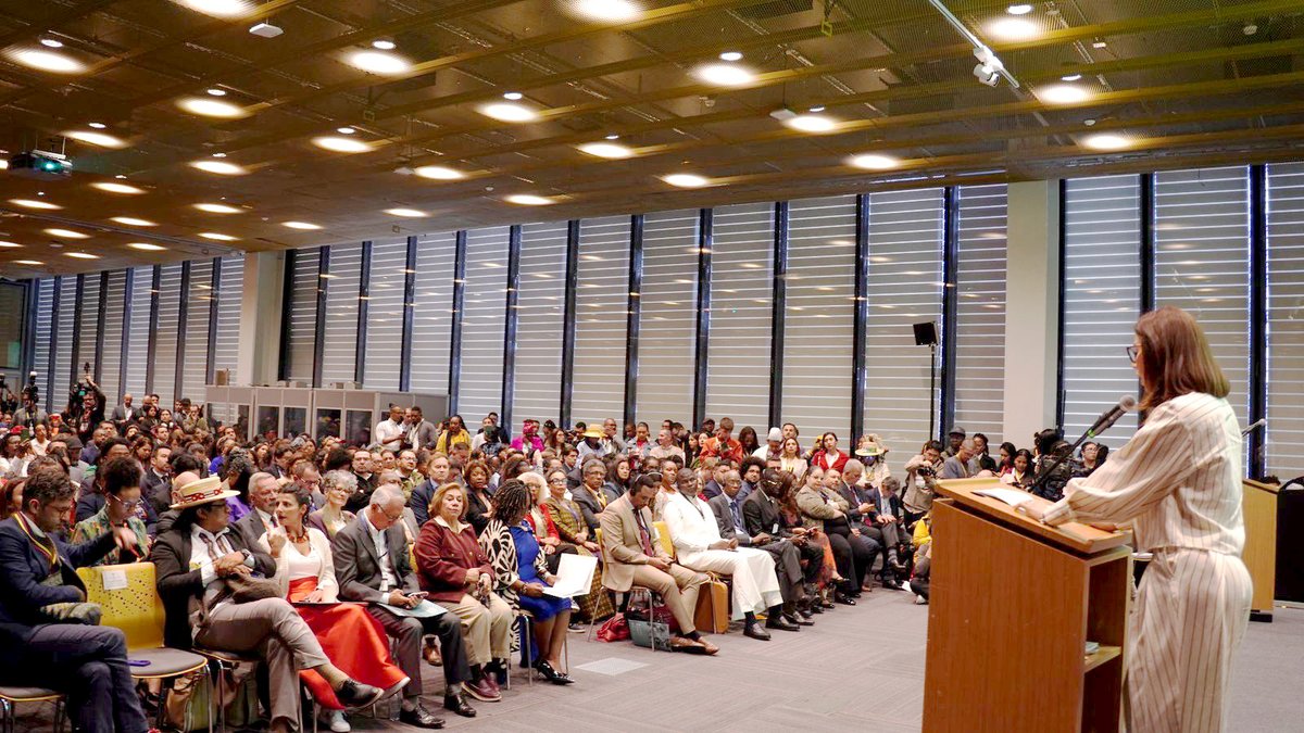 APCColombia's tweet photo. #CooperaciónSurSur | ¡Bogotá es hoy el epicentro del diálogo Sur-Sur! 🌎🫱🏾‍🫲🏿🌍

Nuestra Directora general, @apalenciag, dio apertura al Foro de Alto Nivel #CELACÁFRICA2026. Una apuesta por construir soluciones propias desde el Sur Global para desafíos comunes. 

��👇🏾 https://t.co/1jnfoUwAz6