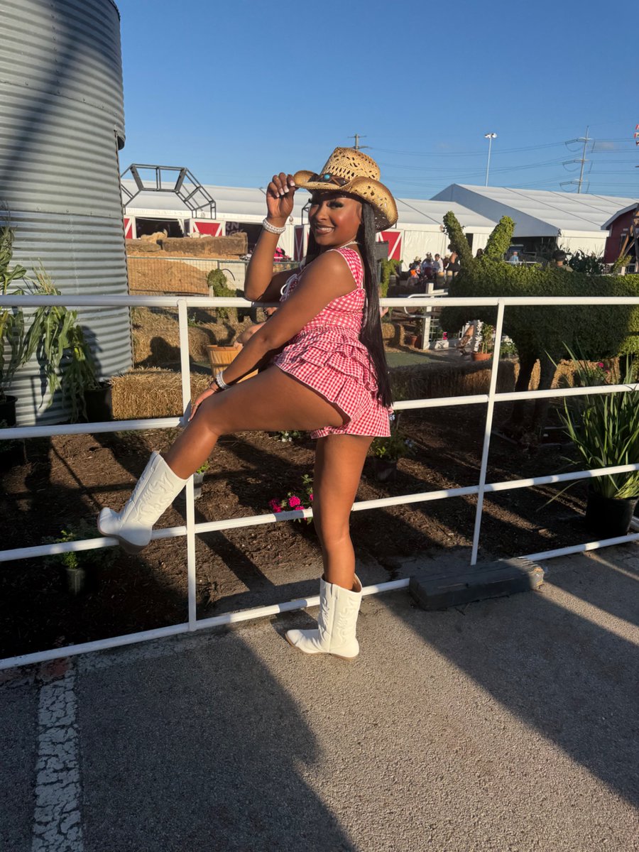 ahmyaa_'s tweet photo. Ride it like Rodeo ❤️ 🐎#HoustonRodeo https://t.co/foHWCqVf8h