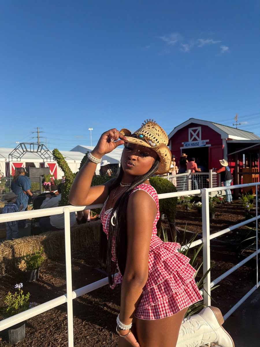 ahmyaa_'s tweet photo. Ride it like Rodeo ❤️ 🐎#HoustonRodeo https://t.co/foHWCqVf8h