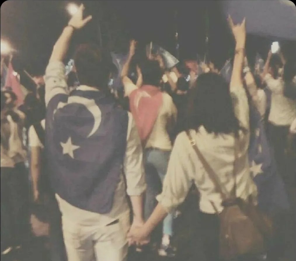 Türk ile evleneceğiz.
Türk yaşayacağız.