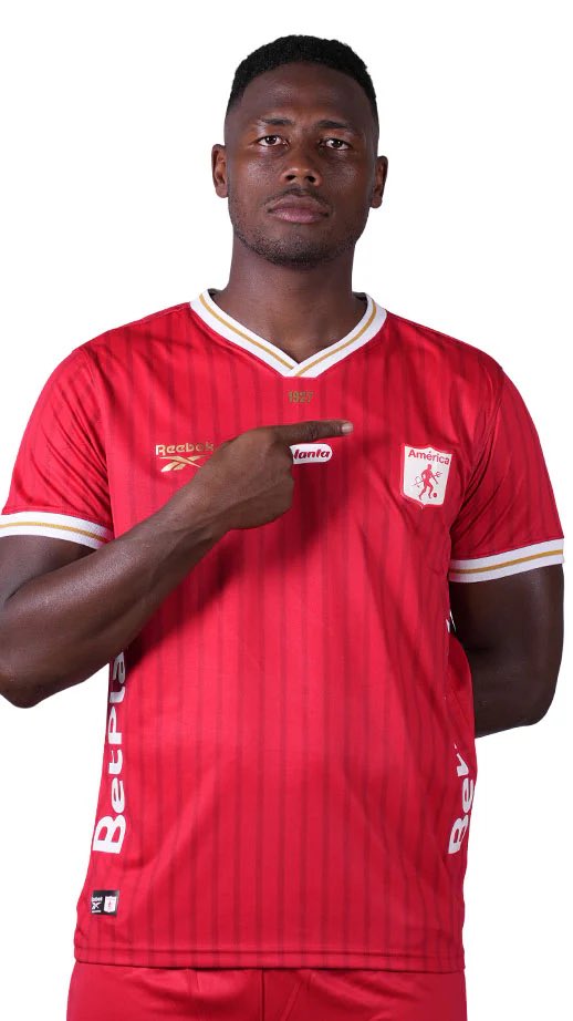 América en Europa tweet media