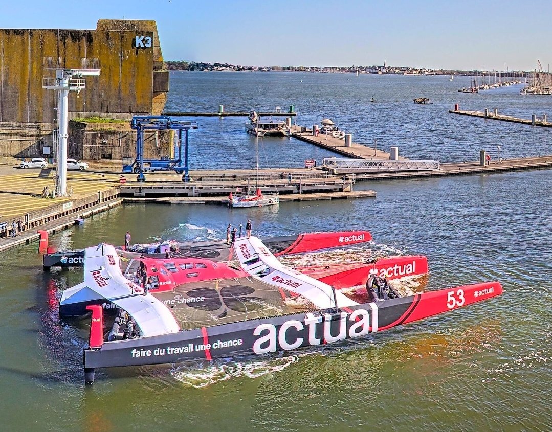 UltimBoat's tweet image. #Ultime #Ultim #Miseàleau 

Le mât d'Actual Ultim' 4, pourtant présent, sera mis en place demain.