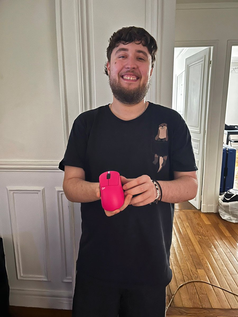 Crom1888's tweet photo. @zywoo @PulsarGears Why is the head so big compared to the body here? https://t.co/AIQs1QOjnt