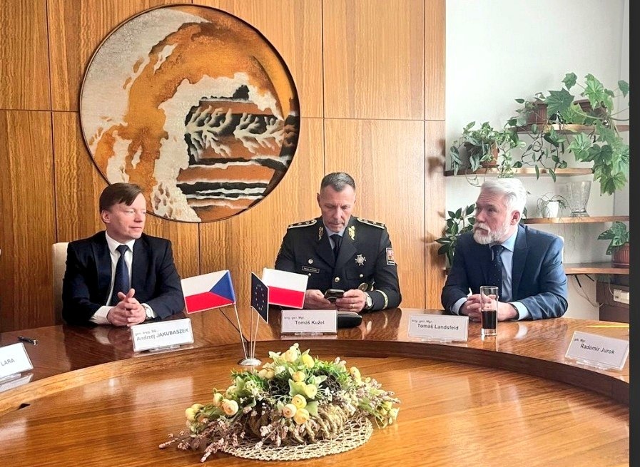 Meeting of the border plenipotentiaries of Poland 🇵🇱 and Czechia 🇨🇿 - On March 10, a meeting was held in Ostrava to discuss the security situation on the jointly protected section of the Polish-Czech state border.
#Poland #Czechia 
⬇️
beskidzka24.pl/spotkanie-peln…