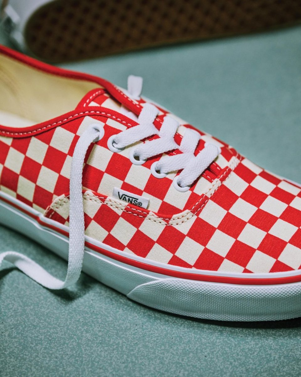 Foot Locker tweet media