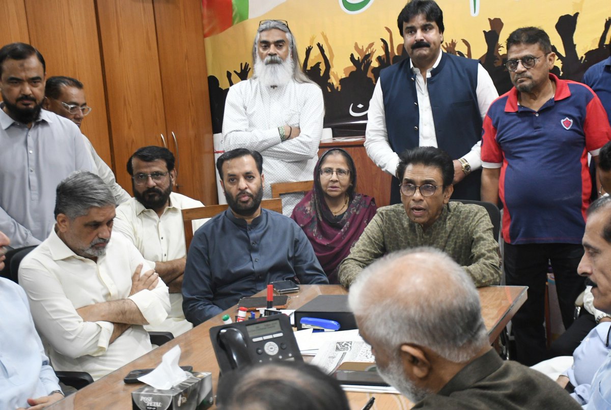 MQMPKOfficial's tweet photo. بیالیس برسوں کے دوران ایم کیو ایم نے قربانیوں استقامت اور جدوجہد کی ایسی تاریخ رقم کی ہے جس نے ایوانِ اقتدار میں حقیقی جمہوریت کی شمع روشن رکھی ہوئی ہے، ڈاکٹر خالد مقبول صدیقی
#MQMPakistan
#MQMFoundationDay
#42ndFoundationDay
#SirfMQMPakistan
@allaboutmqm https://t.co/7CjdzShkqV