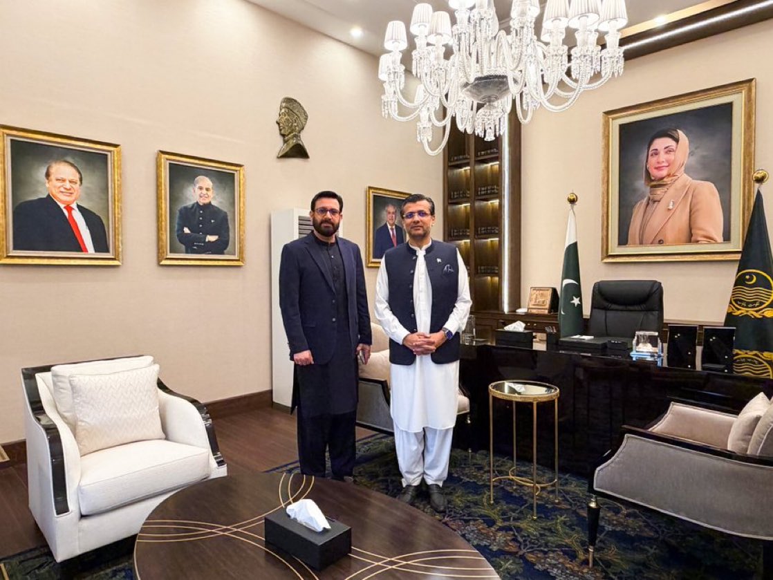 احباب بلاوجہ ہی بات کا بتنگڑ بنا رہے ہیں جن سرکاری دفاتر میں ستر سال سے قائد اعظم کی فوٹو لگی ہوئی ہے انہوں نے قوم کا کون سا بھلا کر دیا جو ان سے نہ ہو پائے گا باقی اگر کسی کی روزی روٹی کا وسیلہ ہی ایک خاندان سے تعلق و رشتہ داری ہو تو اس کے فوٹو لگانے میں کیا قباحت ہے.