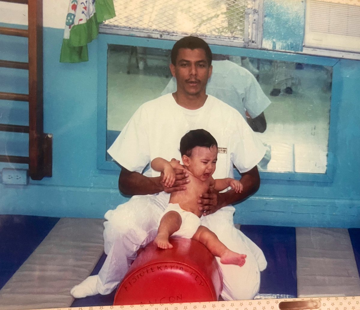 gatitaferoz507's tweet photo. Ando con una felicidad muy grande u.u. El sujeto que ven en la foto responde al nombre de José Fletes. Hace 25 años le hizo terapia a mi 1er bb, en el IPHE de Ancón. Por años lo busqué, esperando que atendiera también a mi último hijo… https://t.co/vpcfPi3yw7