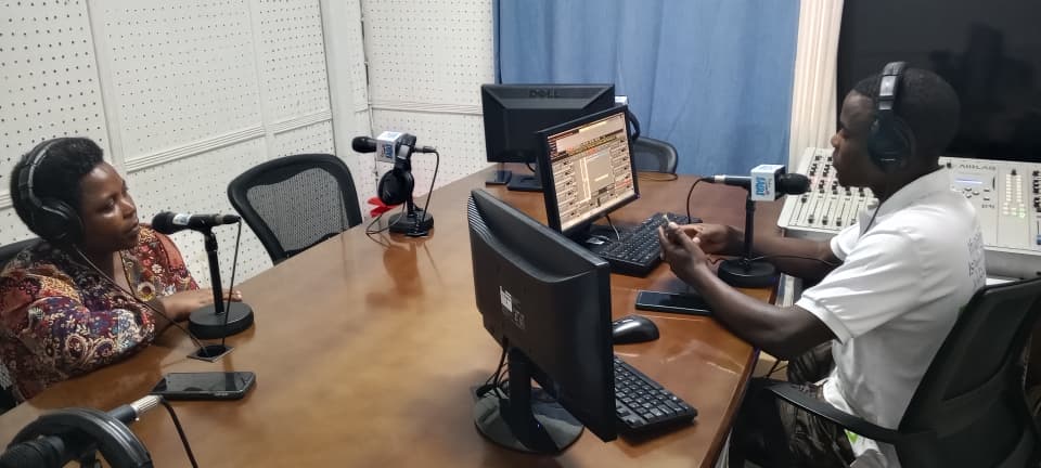 RADIOSALUS1's tweet photo. Mu rwego rwo kubungabunga ubuzima bw'umwana uvutse, inzego z'ubuzima zisaba ababyeyi gupimisha inda igihe cyagenwe, mu kwirinda ko babyarira ahantu hatari kwa muganga.
Babigarutseho mu kiganiro Sigasira #Amagara kivuga ku bikorerwa umwana uvutse.
@HopKabutare https://t.co/ptabRYN5z4