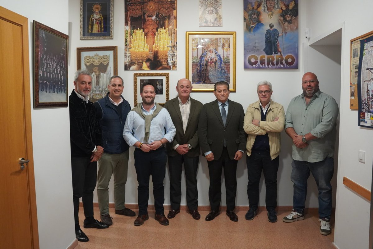BandalasNieves's tweet photo. 💜 En la noche de ayer, recibimos en Olivares a una representación de la nueva junta de gobierno de nuestra @Hdad_LosGitanos a la que le deseamos la mayor de las suertes en esta andadura.

¡A poco más de dos semanas para volver a vivir una nueva #MadrugáGitana!

#SienteLasNieves https://t.co/X0VwzVgsaG