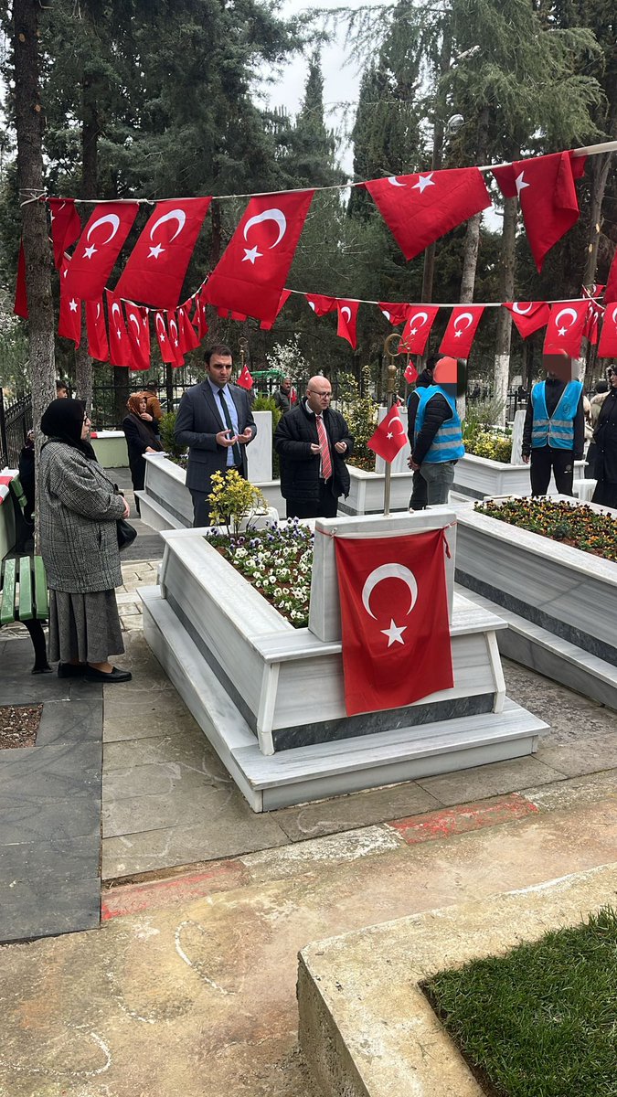 Gebze DSM Çanakkale zaferinin 111. Yıl dönümünde şehitlerimizi andı. Gerçekleşen programda saygı duruşu yapıldı ve ardından vatan uğruna şehit düşenler için Kur'an'ı-Kerim tilavet edilerek dualar edildi. #18MartÇanakkaleZaferi <a href="/dsdbkurumsal/">Denetimli Serbestlik Daire Başkanlığı</a>