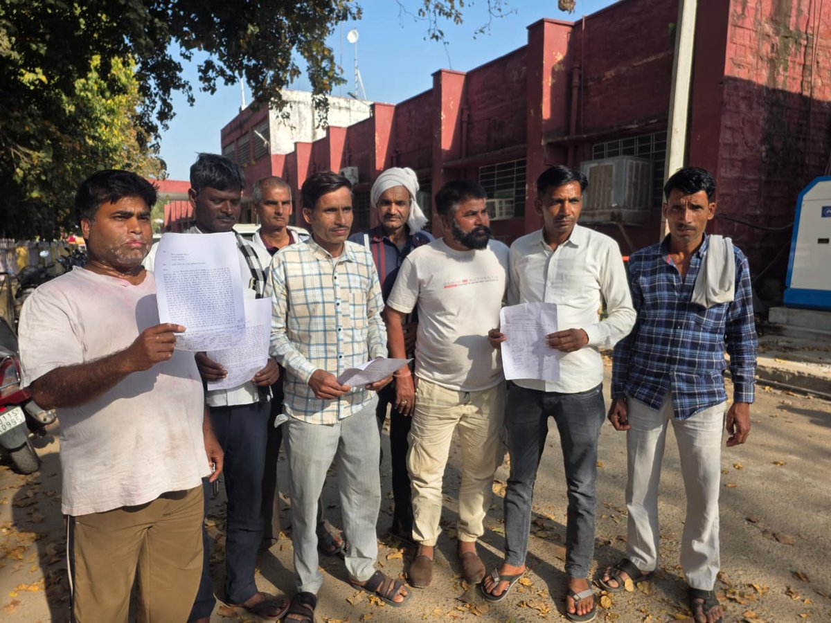 Amit_Parashar's tweet photo. #Dholpur
 राजगार्डन कॉलोनी बाड़ी रोड़ (झोर)100 फीट रोड़ के निर्माण के लिए बजट मंजूर हो चुका हैं, बरसात के मौसम में कॉलोनी की स्थिति दयनीय हो जाती हैं, श्रीमान जिला कलेक्टर महोदय से रोड निर्माण के लिए निवासरत कॉलोनीवासियों ने लगाई गुहार 
@DmDholpur 
#DholpurNews
#dholpur 
@RajCMO https://t.co/dOEKs9XA06