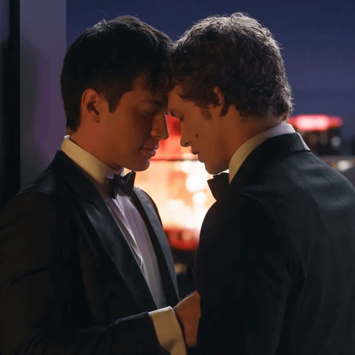 No terminé el primer capítulo de “Heated Rivalry” pero lo que vi me dejó extremadamente caliente… pedazos de chicos lindos, el ruso con mega cuerpazo (sus pechos 😍) y el asiático canadiense mega lindísimo… y unas escenas que no puedes ver en la sala de tu casa! Cosa más linda!