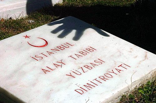 ajansoteki's tweet photo. Türk Ortadoks Topluluğu:

“Bilmeyenler için, Çanakkale'nin Hristiyan kahramanları da vardı.

Alay Tabibi Yüzbaşı Dimitroyati:

‘Bak Ali Çavuş, öldüğümde gavur mavur deyip başka yere gömmeye kalkarlar. Sakın, beni sizden ayırmalarına müsaade etme.’

demişti, sembolik mezarı bugün müslüman kardeşleriyle aynı şehitlikte yan yana durmaktadır.