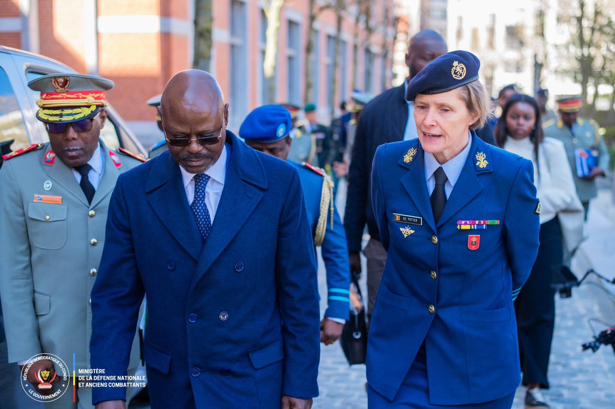 VPMDefenseRdc's tweet photo. Le renforcement des capacités opérationnelles des FARDC est une condition sine qua non en vue de leur montée en puissance : une vision chère au chef de l'État, commandant suprême des FARDC, S.E.M. Félix Antoine Tshisekedi Tshilombo. 

En itinérance au Royaume de Belgique, le Vice-Premier Ministre, Ministre de la Défense Nationale et des Anciens Combattants, Me Guy Kabombo Muadiamvita, multiplie les initiatives pour redynamiser les forces armées de la RDC, suivant le trinôme FEC : formation, équipement et casernement. 

Ce mercredi 18 mars 2026, il a visité la prestigieuse École royale militaire de Belgique, véritable creuset de formation des élites militaires, pour mieux s'enquérir du fonctionnement de cet établissement militaire au profit des FARDC.