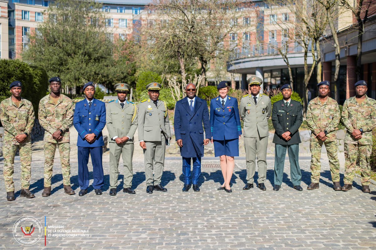 VPMDefenseRdc's tweet photo. Le renforcement des capacités opérationnelles des FARDC est une condition sine qua non en vue de leur montée en puissance : une vision chère au chef de l'État, commandant suprême des FARDC, S.E.M. Félix Antoine Tshisekedi Tshilombo. 

En itinérance au Royaume de Belgique, le Vice-Premier Ministre, Ministre de la Défense Nationale et des Anciens Combattants, Me Guy Kabombo Muadiamvita, multiplie les initiatives pour redynamiser les forces armées de la RDC, suivant le trinôme FEC : formation, équipement et casernement. 

Ce mercredi 18 mars 2026, il a visité la prestigieuse École royale militaire de Belgique, véritable creuset de formation des élites militaires, pour mieux s'enquérir du fonctionnement de cet établissement militaire au profit des FARDC.