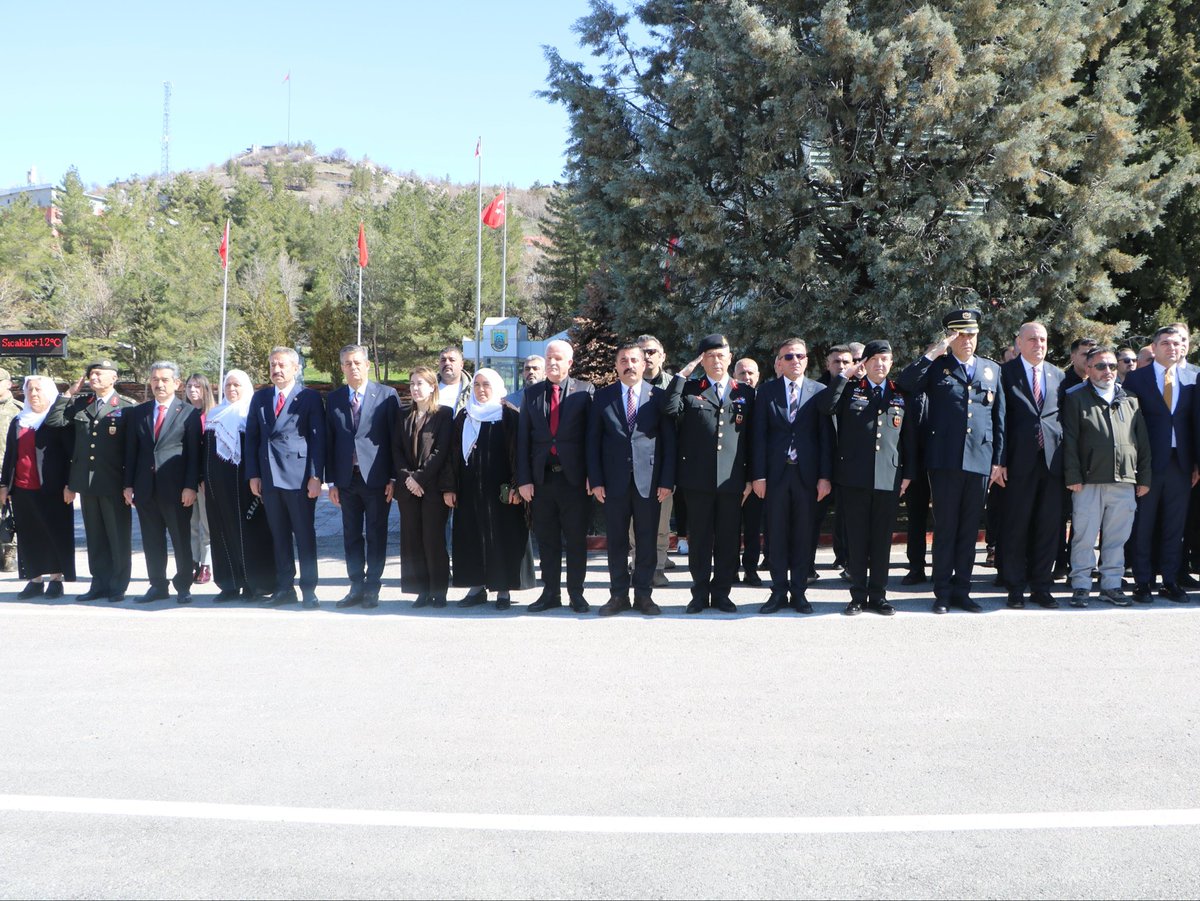 sirnakjandarma's tweet photo. 18 Mart Çanakkale Zaferi’nin yıl dönümünde, vatan uğruna canlarını feda eden aziz şehitlerimizi rahmet, minnet ve saygıyla anıyoruz.
Çanakkale geçilmez! 🇹🇷

#Jandarma
#ÇanakkaleGeçilmez https://t.co/r37YZ2ZNDe