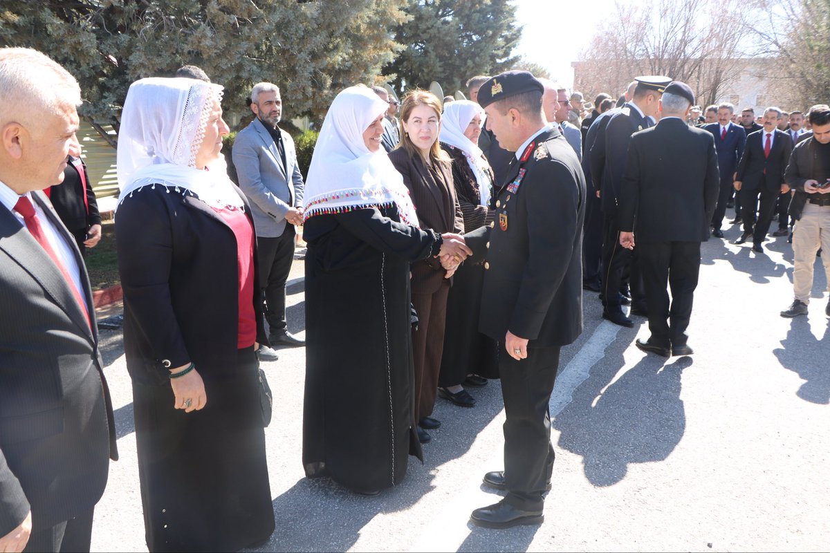 sirnakjandarma's tweet photo. 18 Mart Çanakkale Zaferi’nin yıl dönümünde, vatan uğruna canlarını feda eden aziz şehitlerimizi rahmet, minnet ve saygıyla anıyoruz.
Çanakkale geçilmez! 🇹🇷

#Jandarma
#ÇanakkaleGeçilmez https://t.co/r37YZ2ZNDe