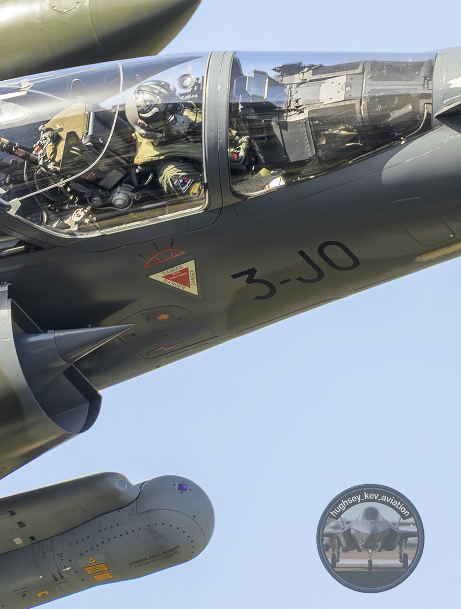 On dit souvent du Mirage 2000 qu'on ne s'y installe pas. On l'enfile comme une belle veste. Preuve par l'image.
Et quelle image !