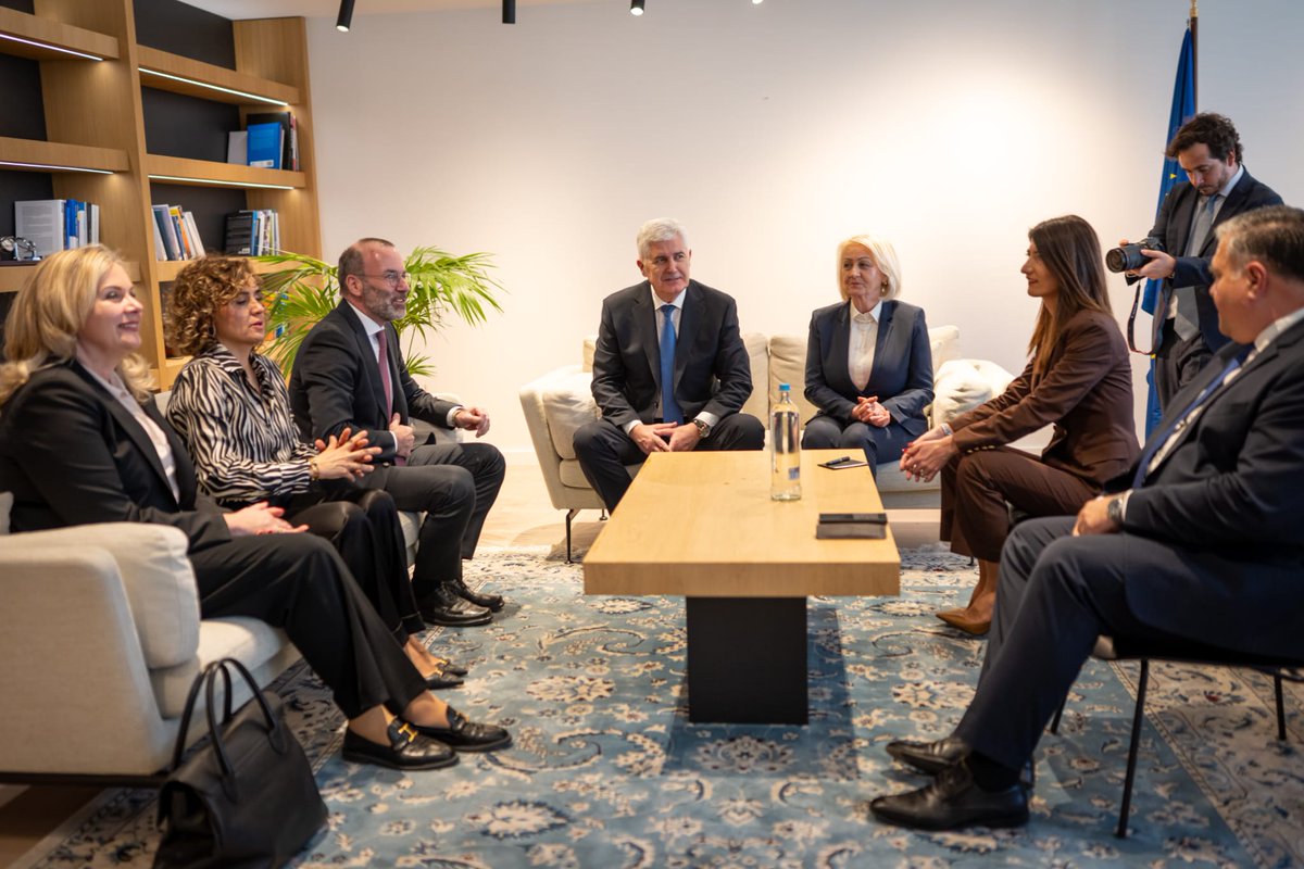 Dragan_Covic's tweet photo. Ahead of the #EPP50 anniversary, I met with @EPP President @ManfredWeber. Important exchange on the situation in 🇧🇦 &amp; our expectations for the coming period. Crucial to move forward with our 🇪🇺 committments, whilst upholding the equality of the three constituent peoples. https://t.co/tZA9CKB3ci