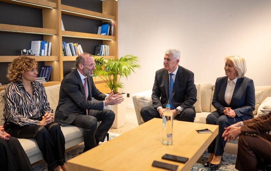 Dragan_Covic's tweet photo. Ahead of the #EPP50 anniversary, I met with @EPP President @ManfredWeber. Important exchange on the situation in 🇧🇦 &amp; our expectations for the coming period. Crucial to move forward with our 🇪🇺 committments, whilst upholding the equality of the three constituent peoples. https://t.co/tZA9CKB3ci