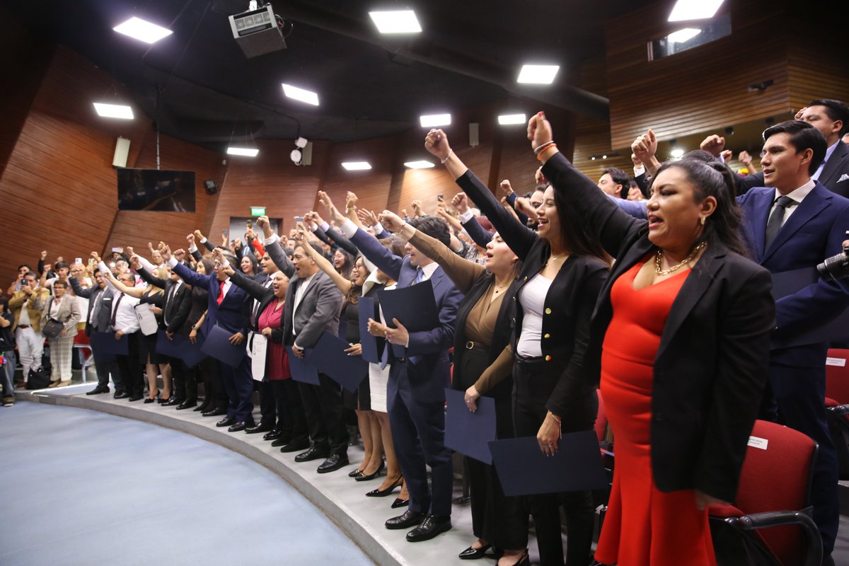 DerechoUNAMmx's tweet image. 👏Congratulamos a nuestras compañeras y compañeros que, mediante el Diplomado “Derecho Constitucional”, obtuvieron el título de licenciadas y licenciados en Derecho .¡Felicidades!
#Diplomado
#OrgulloDerecho ⚖️💪
#DerechoConstitucional