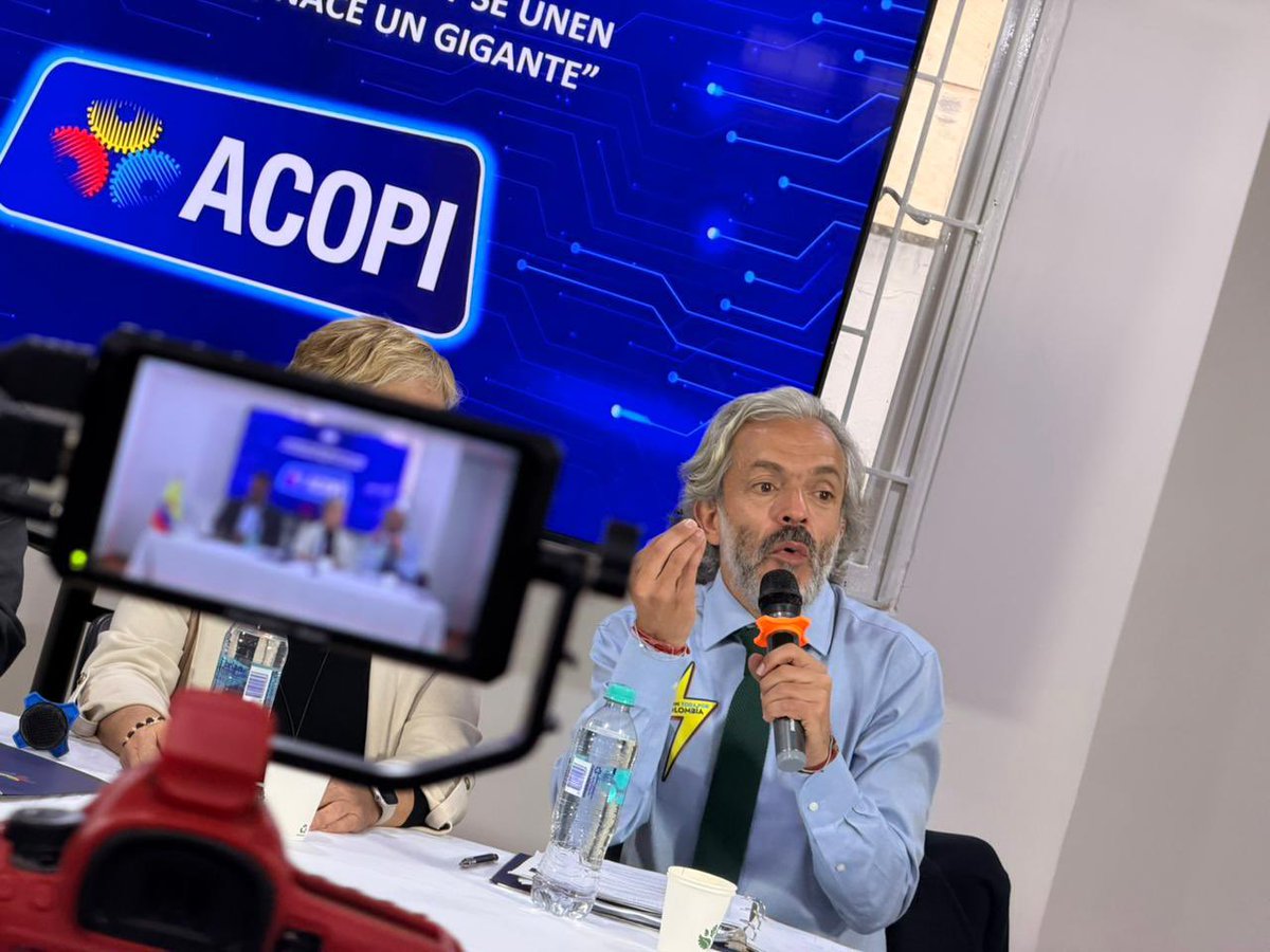 Si Colombia quiere crecer de verdad y generar empleo de calidad, tiene que remover las barreras que frenan a quienes producen y hacen las cosas bien.

¿Cuáles son esas barreras?
1. Trámites que ahogan → regular, pero con inteligencia.
2. Un Estado que no acompaña → facilitar,