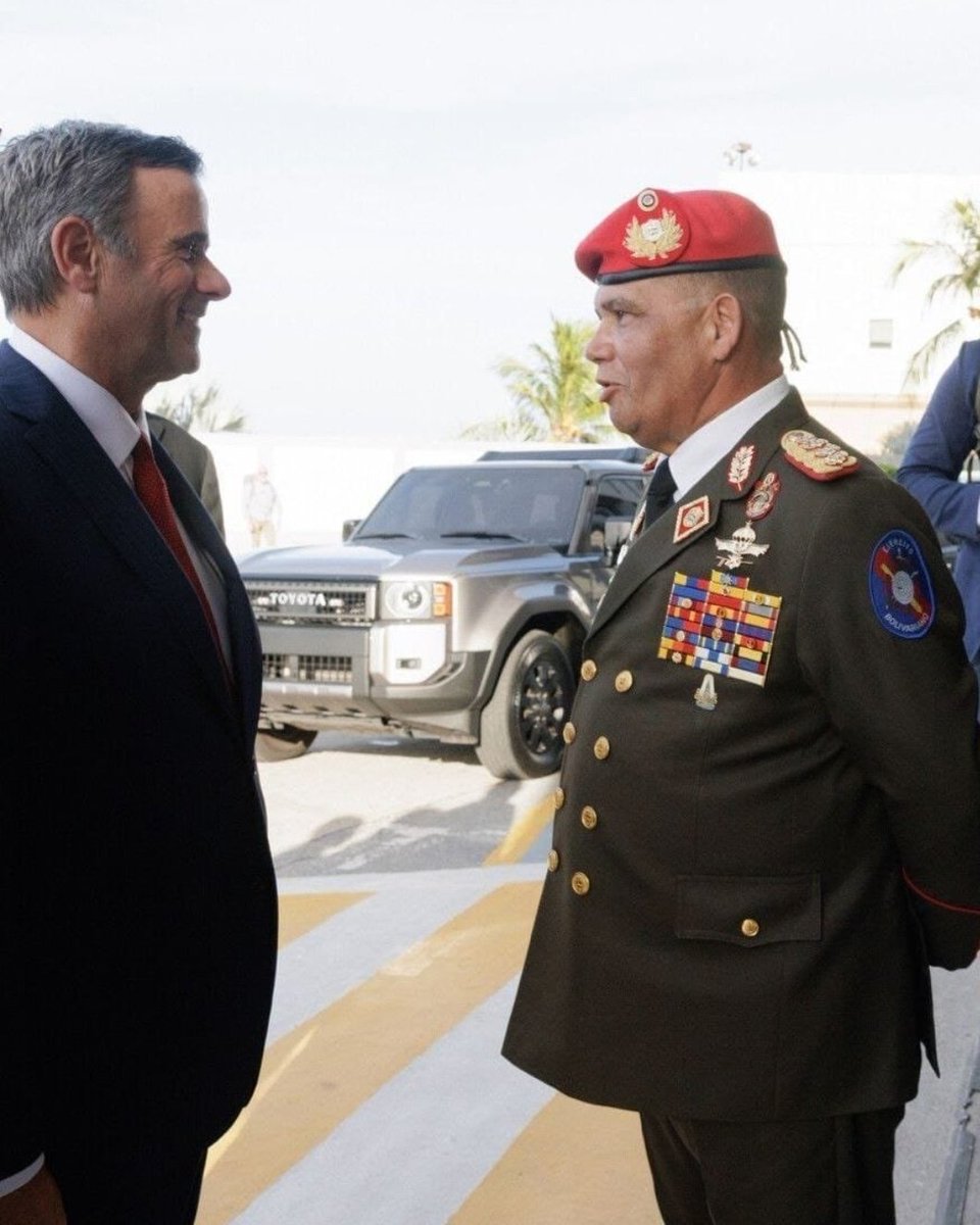 LudusPolitikos's tweet image. Gustavo González López, el nuevo Ministro de Defensa, con el Director de la CIA, John Ratcliffe, un par de semanas después de la extracción de Nicolás Maduro.