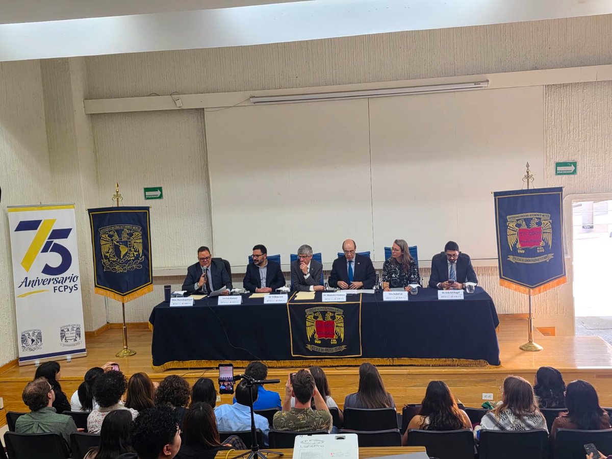 unamboston's tweet photo. Kicking off our Human Rights &amp; Migration program! 🌍
Today we welcomed students from University of Massachusetts Boston at UNAM School of Political and Social Sciences 🇲🇽
A full day of dialogue on migration, democracy, and human rights, plus a visit to the Legislative Palace. https://t.co/0JnP4RuDdQ