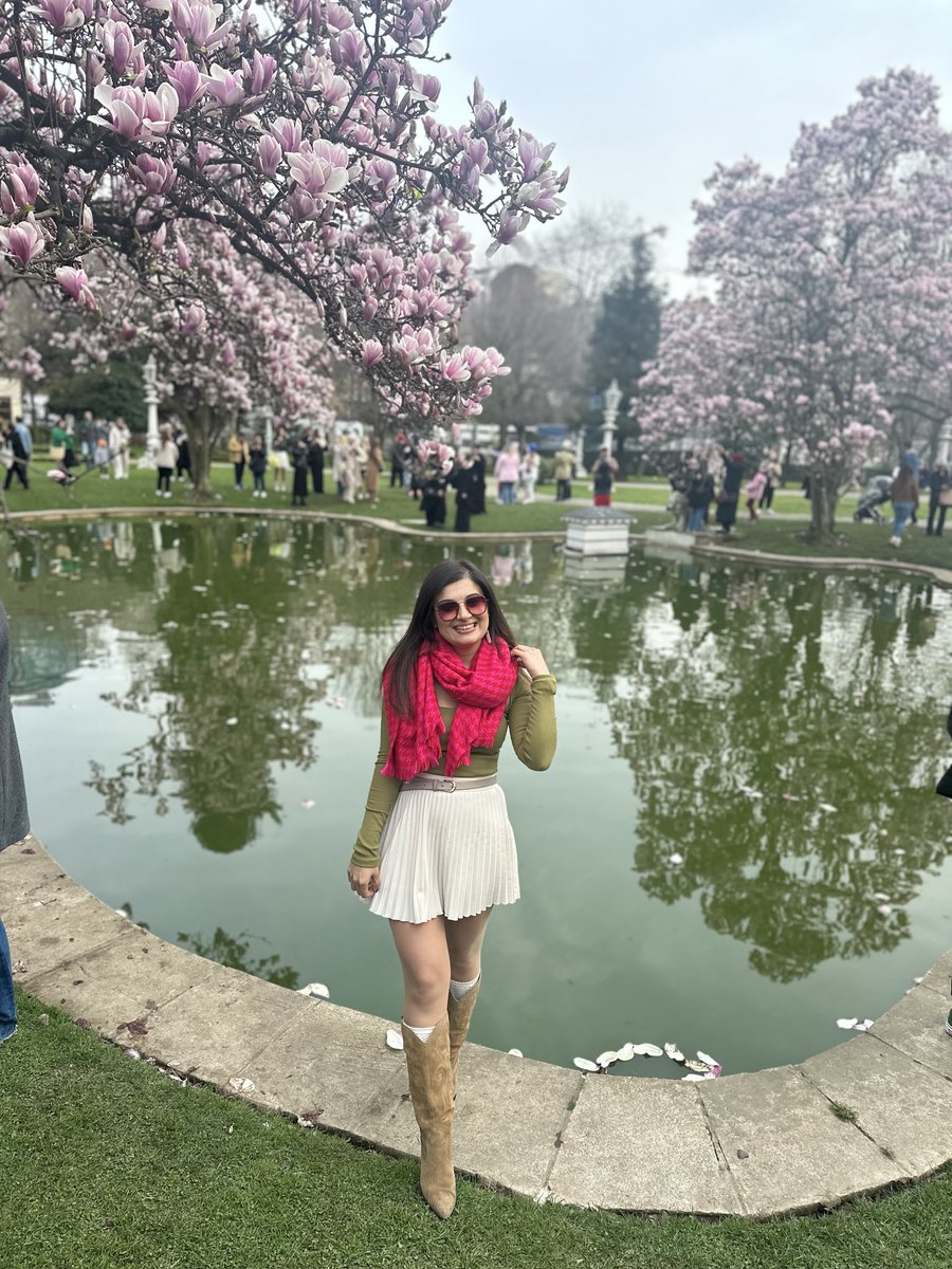 nihal_nas's tweet photo. Ve ben hayatı boyarım pembeye,
Şansımı döndürürüm tersine,
İstesem çeviririm güneşi kendime🌸🌸🌸
#IhlamurKarsı #manolya https://t.co/guWdaj3PP8
