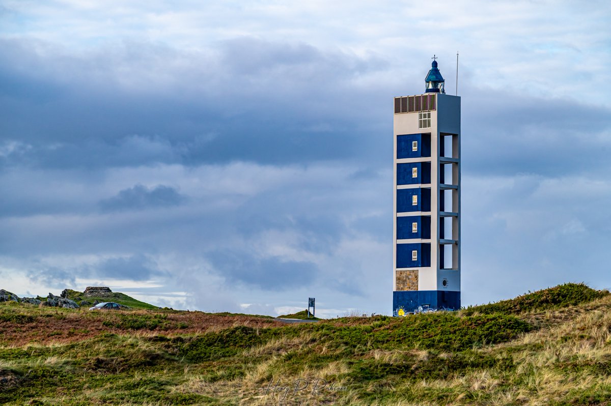 recestudios's tweet photo. 🌊 Faro de Punta Frouxeira — Luz en el Fin del Mundo
Entre dunas, praderas y mar abierto, el Faro de Punta Frouxeira se alza como una de las arquitecturas más singulares del litoral gallego.
He publicado una nueva entrada donde comparto este lugar desde d https://t.co/Pby6bogEbk https://t.co/PLf51msfwo
