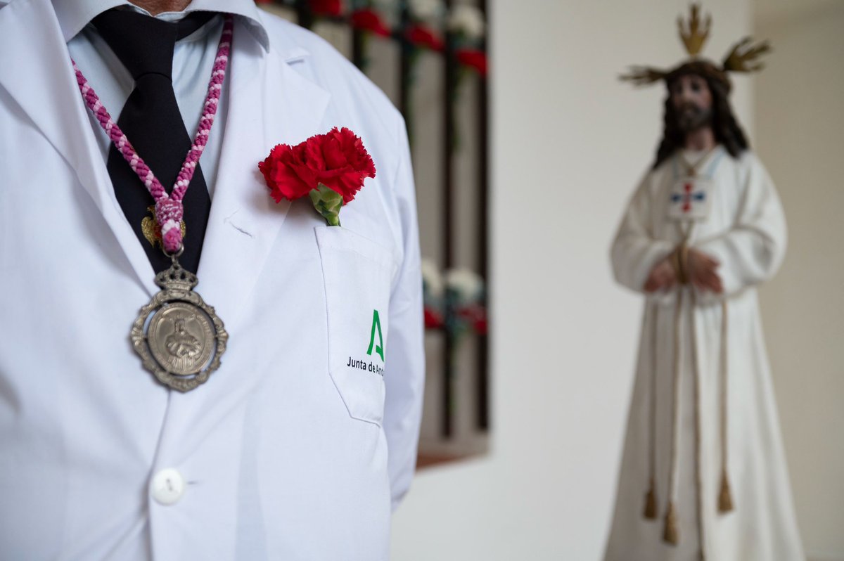 𝐄𝐥 𝐂𝐚𝐮𝐭𝐢𝐯𝐨 𝐥𝐥𝐞𝐠𝐚𝐫𝐚́ 𝐚 𝐭𝐨𝐝𝐨𝐬 𝐥𝐨𝐬 𝐜𝐞𝐧𝐭𝐫𝐨𝐬 𝐬𝐚𝐧𝐢𝐭𝐚𝐫𝐢𝐨𝐬 𝐝𝐞 𝐥𝐚 𝐜𝐢𝐮𝐝𝐚𝐝 𝐞𝐧 𝐥𝐚 𝐦𝐚𝐧̃𝐚𝐧𝐚 𝐝𝐞𝐥 𝐋𝐮𝐧𝐞𝐬 𝐒𝐚𝐧𝐭𝐨. La cofradía entregará más de un centenar de ramos con los claveles ofrendados en el traslado, a ambulatorios,