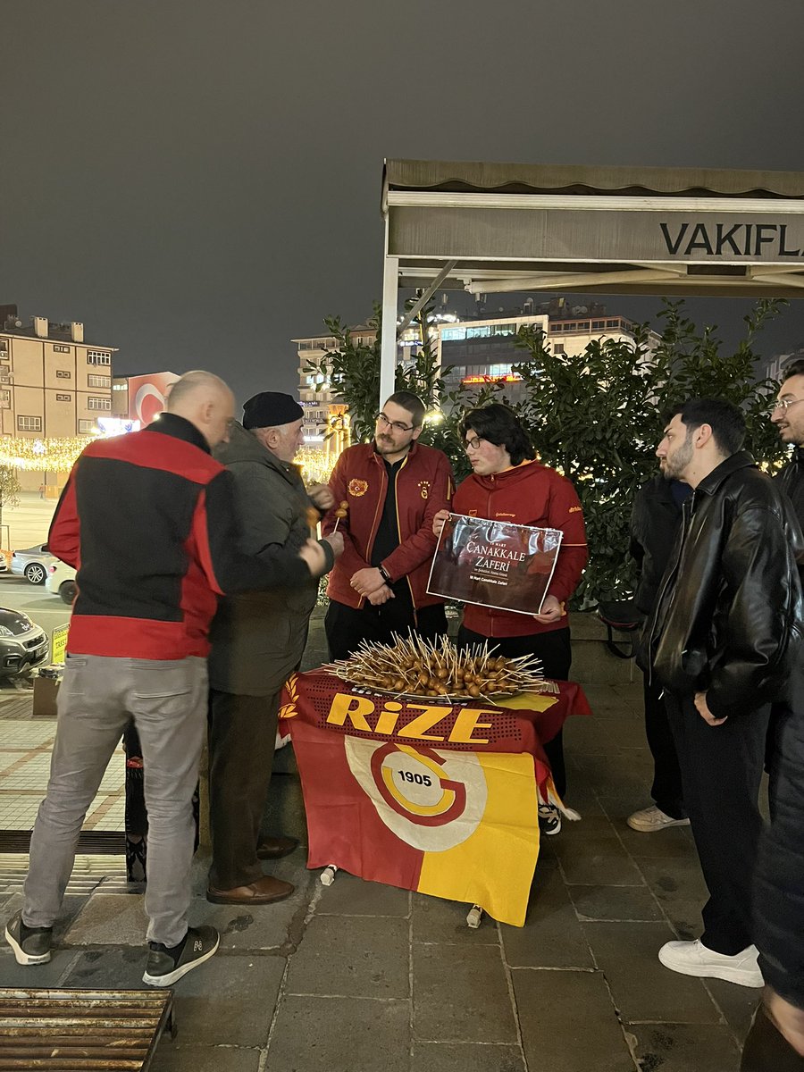 ultrAslanRize's tweet photo. Başta Mustafa Kemal ATATÜRK ve silah arkadaşlarını, tüm şehitlerimizi saygı, minnet ve rahmetle anıyoruz.
18 Mart Çanakkale Zaferi vesilesiyle ilimizde ikramlarda bulunduk Allah kabul eylesin.

#uAYurtiçi
#ultrAslanRize https://t.co/PEv3jFmUTb