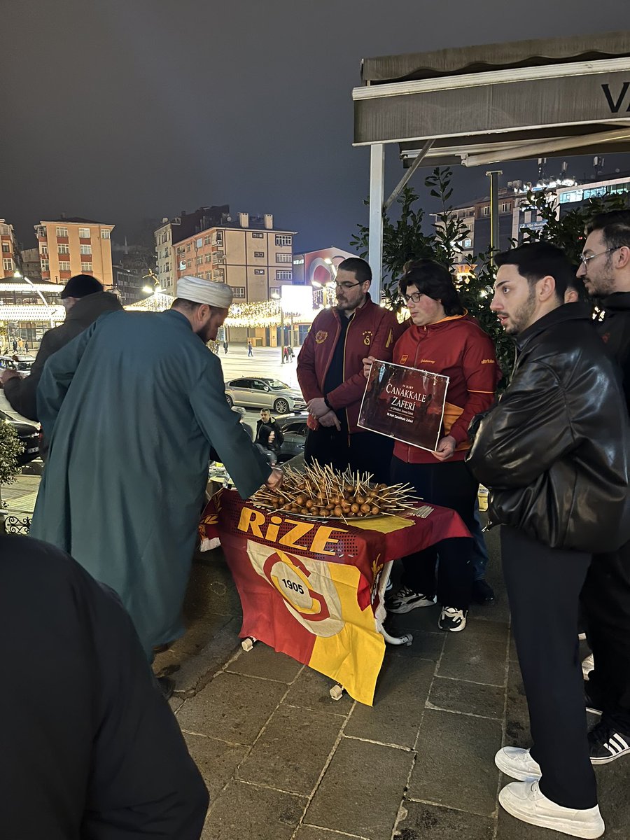 ultrAslanRize's tweet photo. Başta Mustafa Kemal ATATÜRK ve silah arkadaşlarını, tüm şehitlerimizi saygı, minnet ve rahmetle anıyoruz.
18 Mart Çanakkale Zaferi vesilesiyle ilimizde ikramlarda bulunduk Allah kabul eylesin.

#uAYurtiçi
#ultrAslanRize https://t.co/PEv3jFmUTb