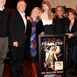 Há 16 anos, Taylor Swift recebeu a placa de reconhecimento por "Fearless", o álbum country mais premiado da história. 💛

O álbum, que ganhou o prêmio de Álbum do Ano, alcançou esse status em 16 MESES.