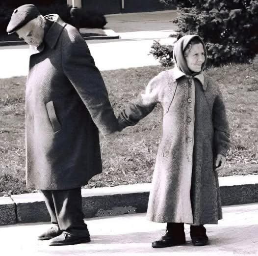 MrPitbull07's tweet photo. He is 85 and insists on taking his wife’s hand everywhere they go. When he was asked why his wife kept looking away, he responded, “because she has Alzheimer's”. Then he was asked, will your wife worry if you let her go? He then replied, ′′she doesn't remember anything, she doesn't know who I am anymore, she hasn't recognized me for years.” Surprised, I said, “and you have continued to guide her every single day even though she doesn't recognize you?" 

The elderly man smiled and looked into my eyes and said, ′′she may not know who I am, but I know who she is, and she is the love of my life.