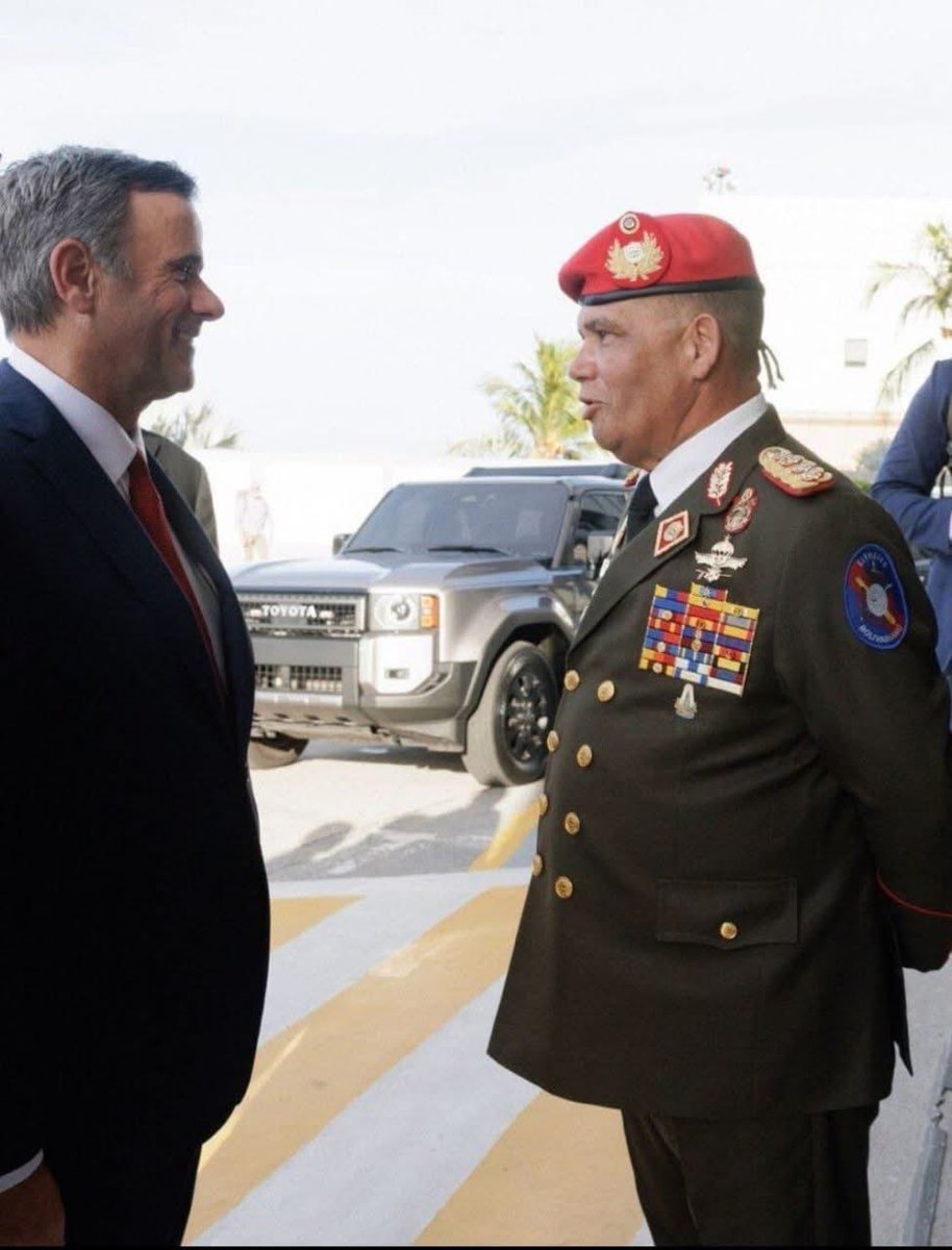 General Gustavo González López, appointed as Venezuela's new Minister of Defense, was the one who received CIA Director John Ratcliffe following the capture of Nicolás Maduro.

El General Gustavo González López, designado como nuevo Ministro de Defensa de Venezuela, fue quien