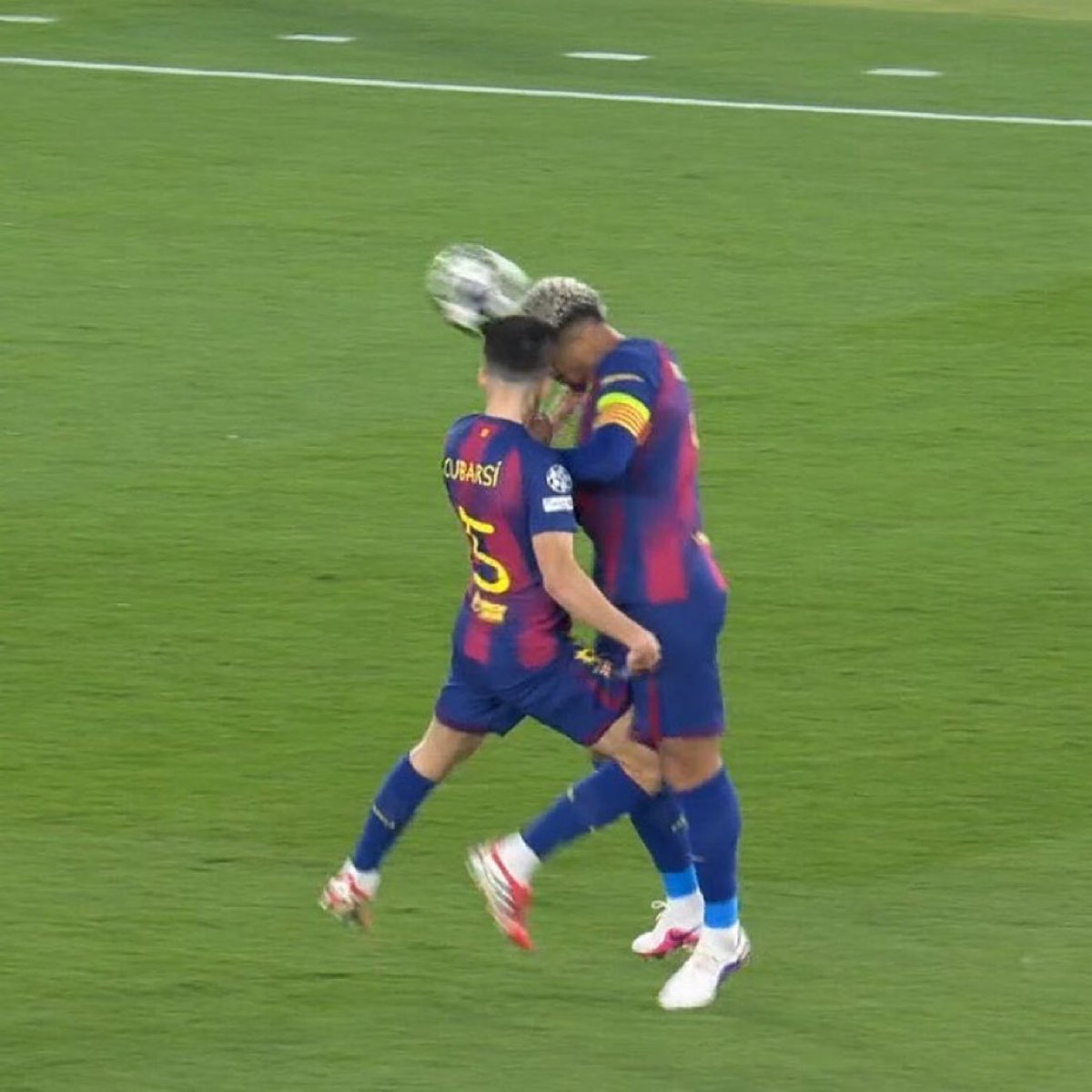 Minuto 1 y Araujo casi mata a Cubarsi, esto no puede salir bien…