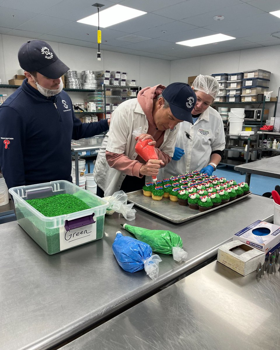 LisciosBakery's tweet photo. When @BobKellyFOX29  stops by, you know it’s going to be a good time!

We had a great time at our Glassboro store, giving Bob a look into what we do and how it all comes together. Catch the full Kelly Drives segment tomorrow at 7 PM on @FOX29philly.

#KellyDrives https://t.co/XP1PFUUjXX