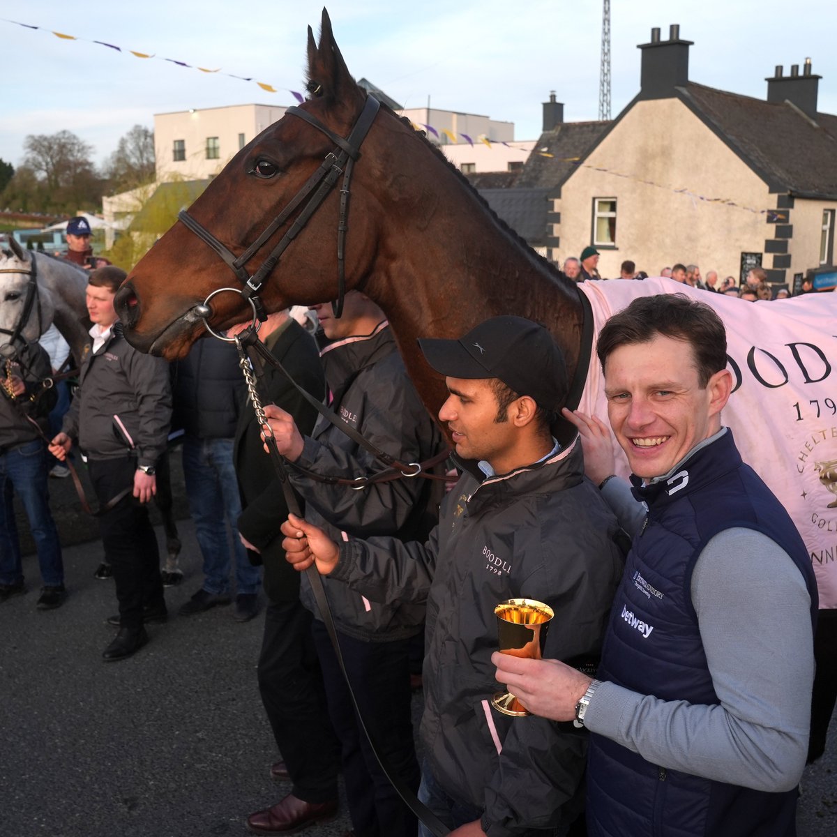 AtTheRaces's tweet photo. The Gold Cup heroes are back in town! 🏆 https://t.co/cnf7b2OnnA