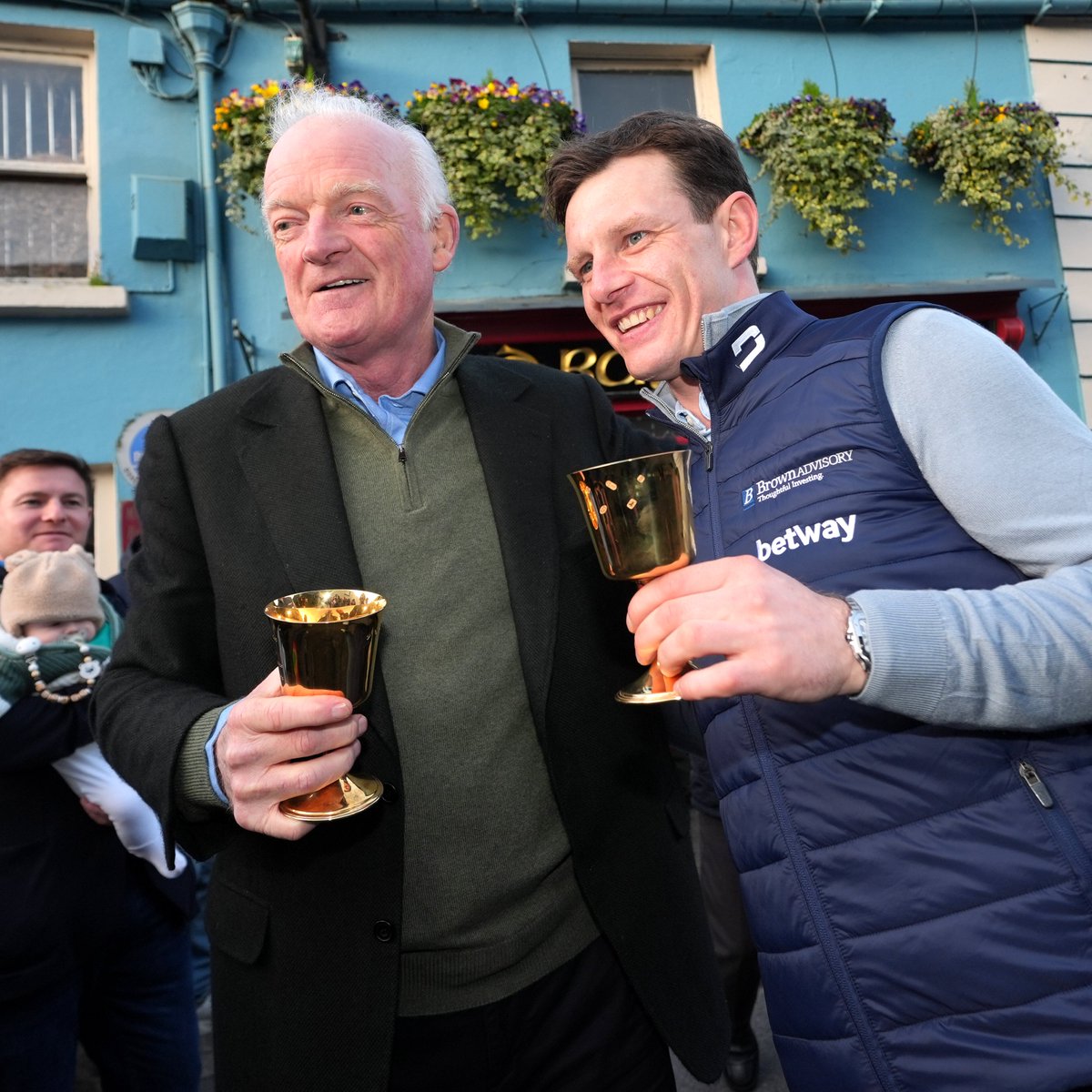 AtTheRaces's tweet photo. The Gold Cup heroes are back in town! 🏆 https://t.co/cnf7b2OnnA