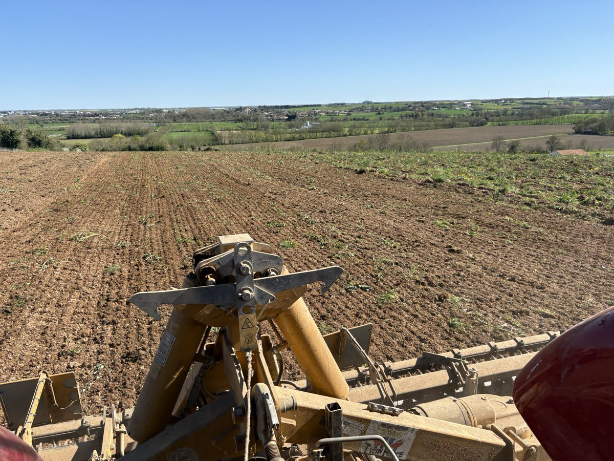 EmmanuelSagot's tweet image. Debut de preparation de #printemps pour #maïs et #tournesol sous ce beau #soleil et ce vent venant de l’Est.
Le moment du semis va etre vite venu