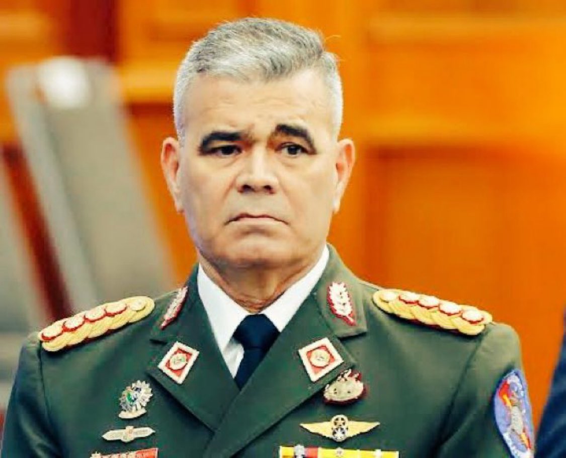 EmaFigueroaC's tweet photo. #ATENCIÓN: Tras más de una década en el poder, sacan a Vladimir Padrino López del Ministerio de Defensa.

Es uno de los hombres más buscados por Estados Unidos, solo detrás de Diosdado Cabello. En su lugar ponen a Gustavo González López, otro rostro de la represión del régimen. https://t.co/fCycX0ZhHl