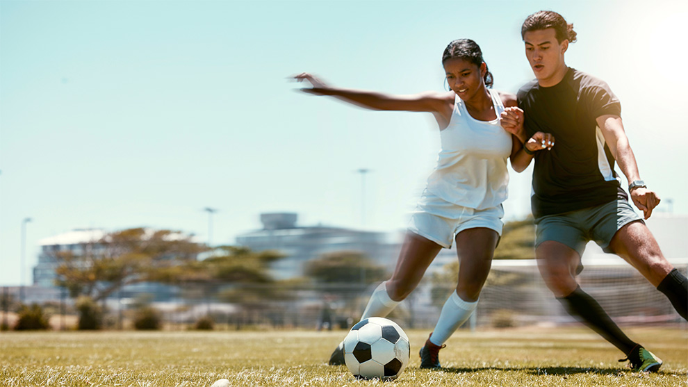UNAM_MX's tweet photo. Es persistente la brecha salarial entre hombres y mujeres en el campo deportivo; en el futbol, por ejemplo, las disparidades a menudo superan 90 o 95 % la diferencia en favor de ellos. Entra a la nota en @Gaceta_UNAM > https://t.co/lOtNzEjMin https://t.co/yjD8twSjAL