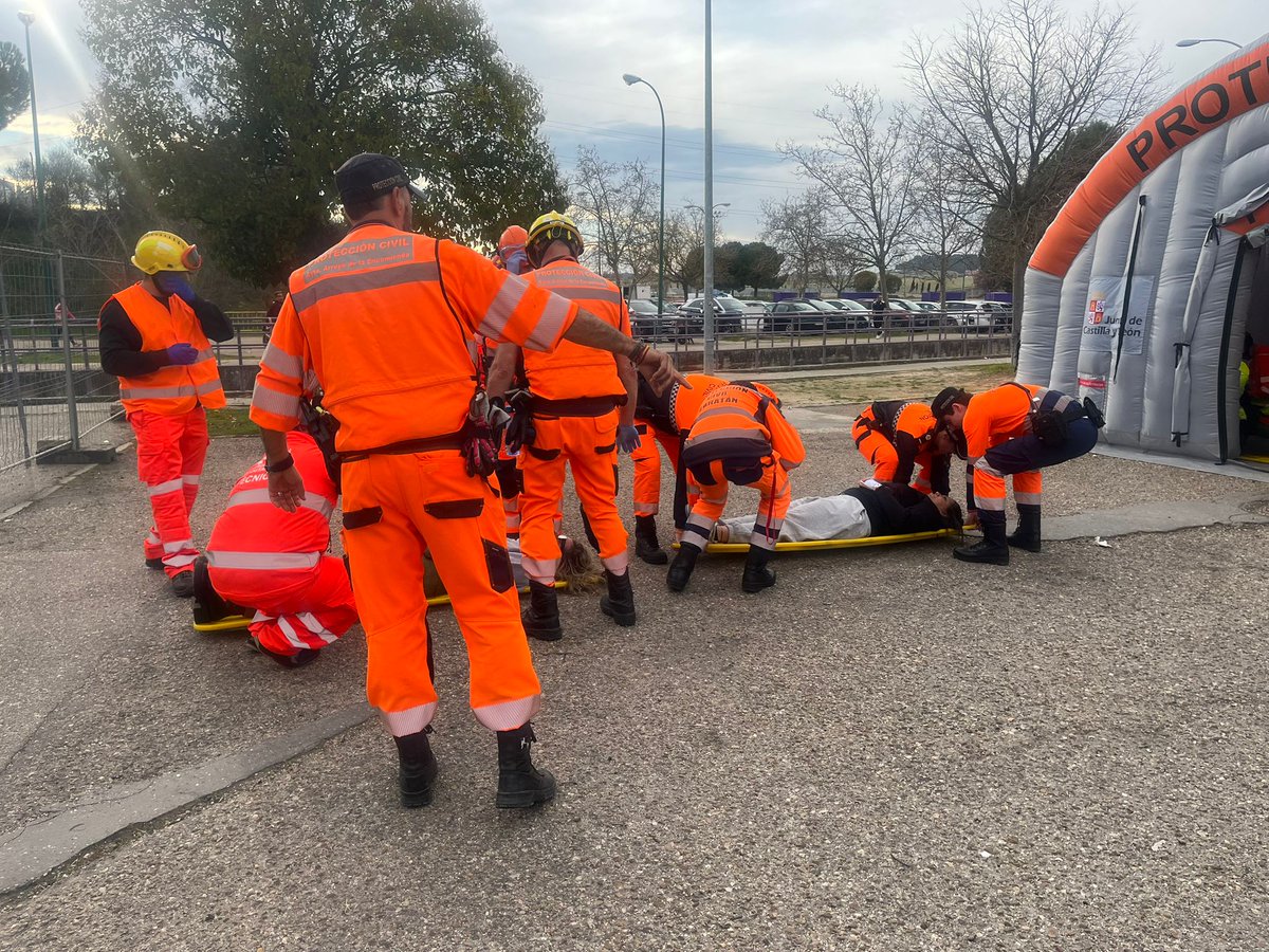 apcvalladolid's tweet photo. Os dejamos algunas imágenes del #SIMULACRO en el que hemos participado

Datos resultantes:

- 30 Heridos leves
- 30 Heridos graves
- 2 Personas fallecidas
- 1 Jornada de aprendizaje y evaluación de capacidades en un entorno controlado entre los diferentes medios de intervención https://t.co/I33HmGRz3Y