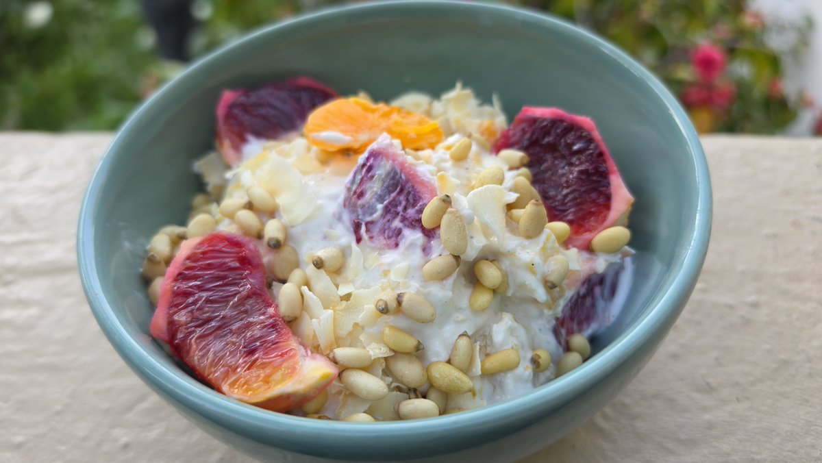 Foodfaye's tweet image. Four Citrus Ambrosia Salad that I made from Citrus, Illustrated: A Cookbook of 35 Sweet &amp;amp; Savory Recipes by George Geary after eating it for our delicious lunch 
@MelissasProduce.
Includes Ojai Pixie #Tangerines, Cocktail Grapefruit, Blood Oranges &amp;amp; Meyer Lemons
Delicious!
